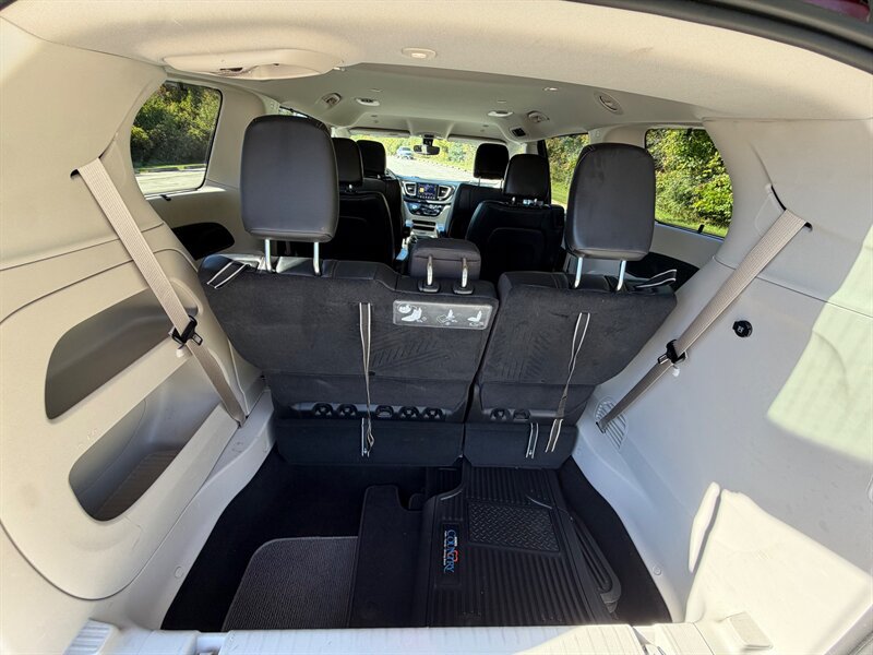 Used 2020 Chrysler Pacifica Touring-L FWD image 9