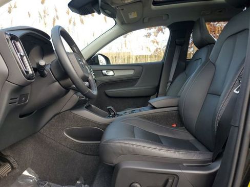 Used 2025 Volvo XC40 B5 Core image 20