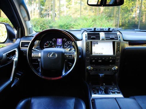 Used 2016 Lexus GX 460 Luxury w/ Preferred Accessory Package image 17