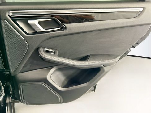 Certified 2024 Porsche Macan AWD/4WD image 27