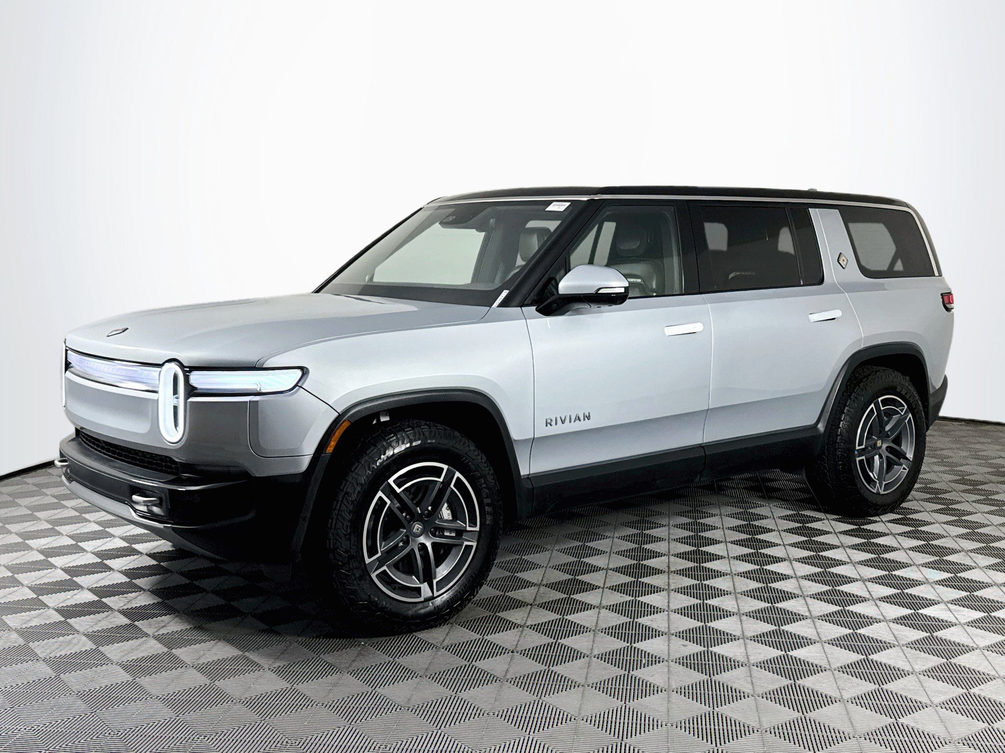 Used 2026 Rivian R1S Adventure Dual AWD/4WD image 4
