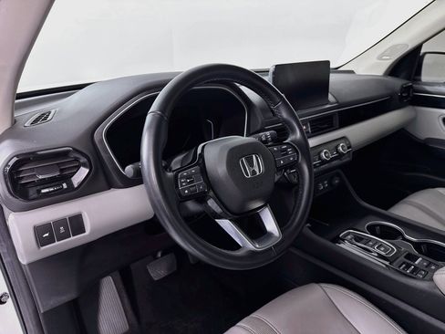 Certified 2024 Honda Pilot Touring image 9