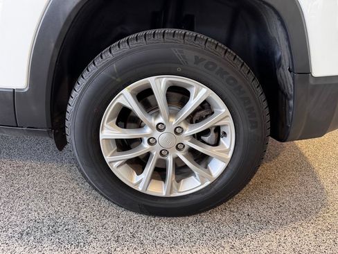 Used 2019 Jeep Cherokee Latitude w/ Popular Appearance Group AWD/4WD image 14