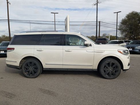 Used 2023 Lincoln Navigator Reserve image 2