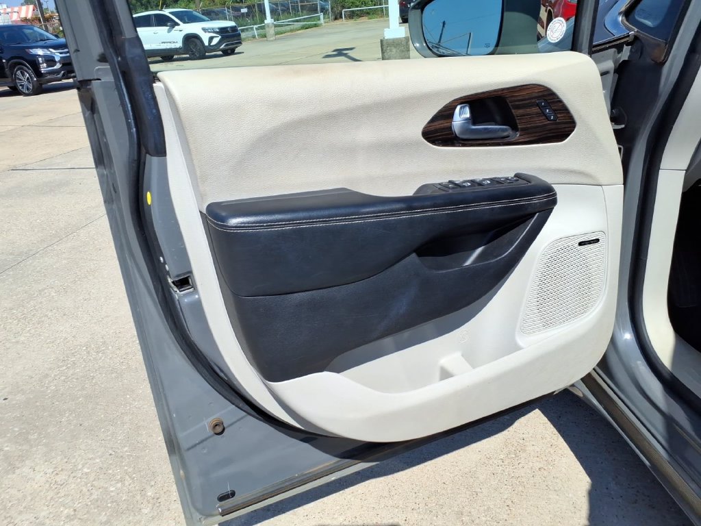 Used 2022 Chrysler Pacifica Limited FWD image 24
