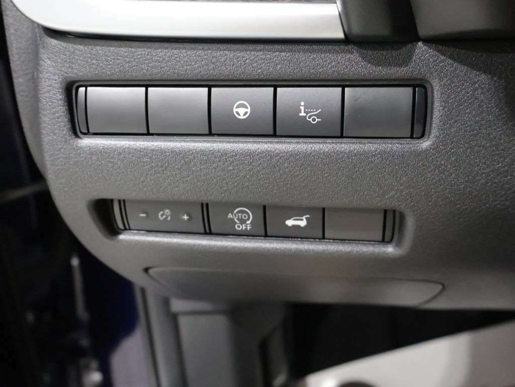 Used 2025 Nissan Rogue Platinum w/ Platinum Premium Package AWD/4WD image 30