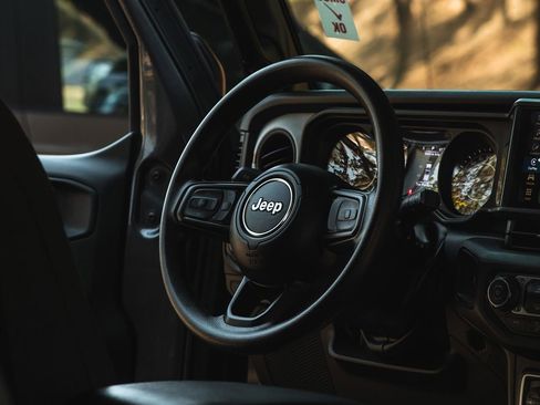 Used 2024 Jeep Gladiator Sport image 25