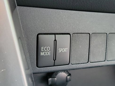 Used 2017 Toyota RAV4 XLE AWD/4WD image 22