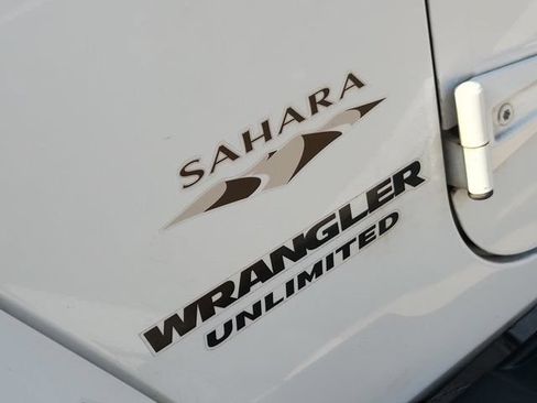 Used 2016 Jeep Wrangler Unlimited Sahara w/ Connectivity Group AWD/4WD image 11