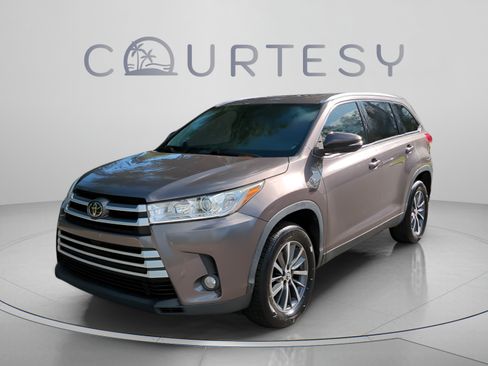 Used 2019 Toyota Highlander XLE FWD image 2