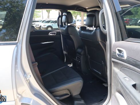 Used 2020 Jeep Grand Cherokee Altitude RWD image 27