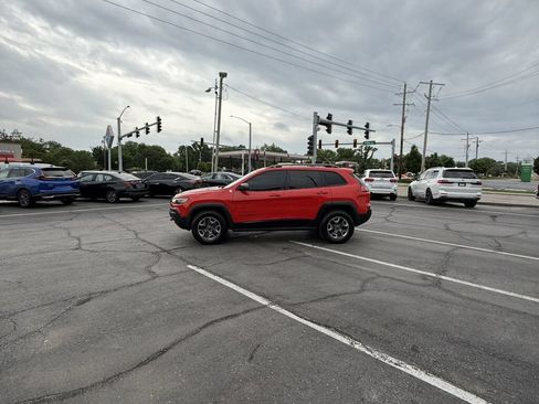 Used 2019 Jeep Cherokee Trailhawk w/ Comfort/Convenience Group AWD/4WD image 8