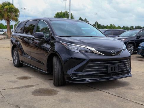 Used 2026 Toyota Sienna LE FWD image 28