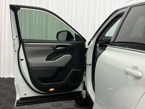 Used 2022 Toyota Highlander Limited FWD image 11