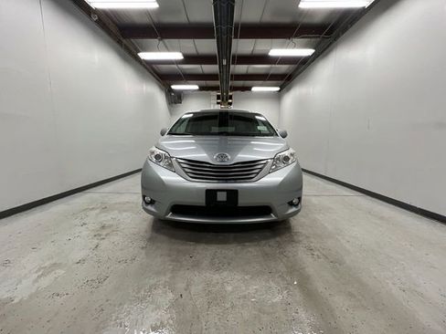 Used 2015 Toyota Sienna XLE image 3