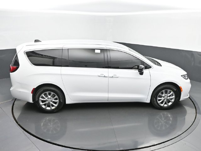 New 2025 Chrysler Pacifica Select w/ Uconnect Theater Family Group AWD/4WD image 43