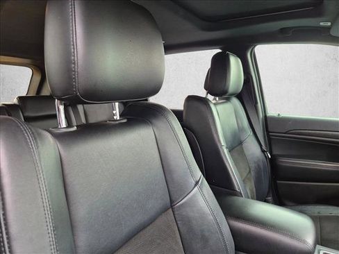 Used 2018 Jeep Grand Cherokee Altitude RWD image 11