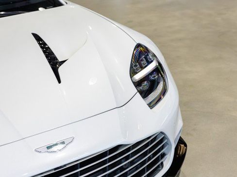 Used 2025 Aston Martin Vanquish RWD image 10