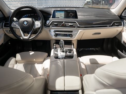 Used 2020 BMW 750i xDrive w/ Autobahn Package AWD/4WD image 8