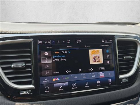 Used 2025 Chrysler Pacifica Select FWD image 12