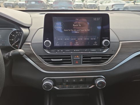 Used 2025 Nissan Altima 2.5 SV FWD image 14