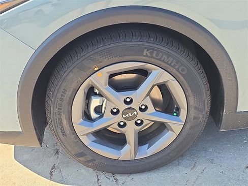 New 2025 Kia K4 LXS image 35