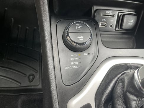 Used 2017 Jeep Cherokee Overland w/ Technology Group image 17