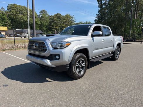 Used 2017 Toyota Tacoma TRD Sport w/ Premium & Technology Package AWD/4WD image 2
