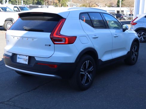 Used 2025 Volvo XC40 B5 Core image 10
