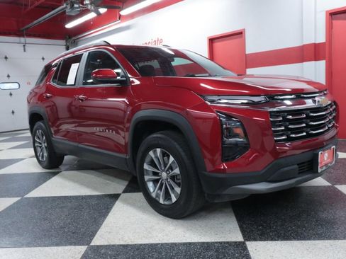 Used 2026 Chevrolet Equinox LT w/ Convenience Package II FWD image 2