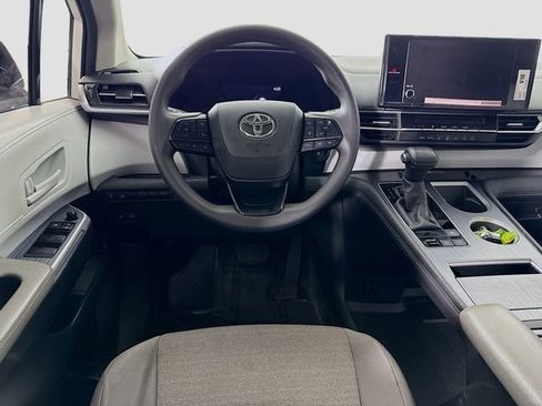 Used 2025 Toyota Sienna LE w/ LE Plus Package image 21