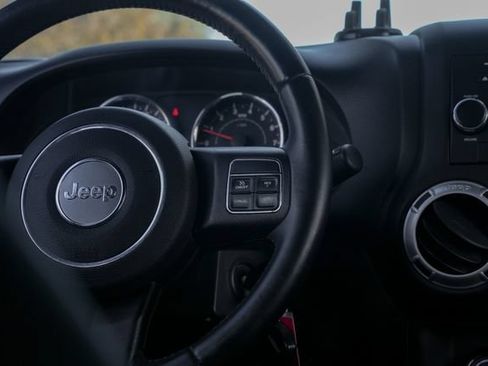 Used 2016 Jeep Wrangler Unlimited Sahara w/ Connectivity Group AWD/4WD image 43