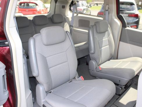 Used 2010 Chrysler Town & Country Touring w/ Entertainment Group #2 FWD image 20