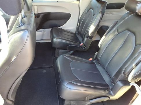 Used 2023 Chrysler Pacifica Touring-L image 14