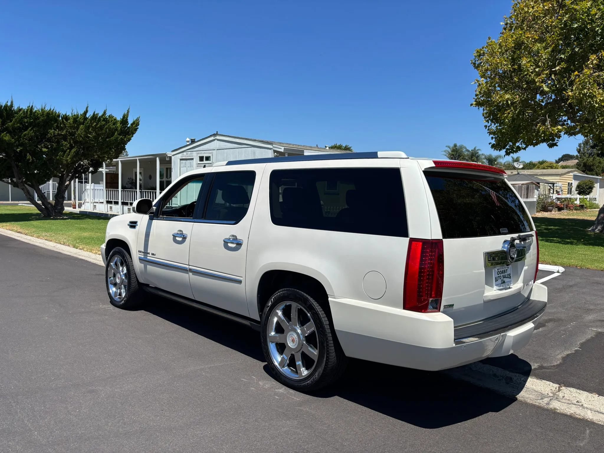 Used 2012 Cadillac Escalade ESV Luxury AWD/4WD image 5