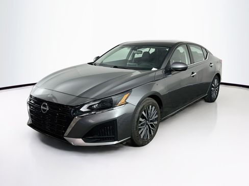 Used 2023 Nissan Altima 2.5 SV FWD image 3