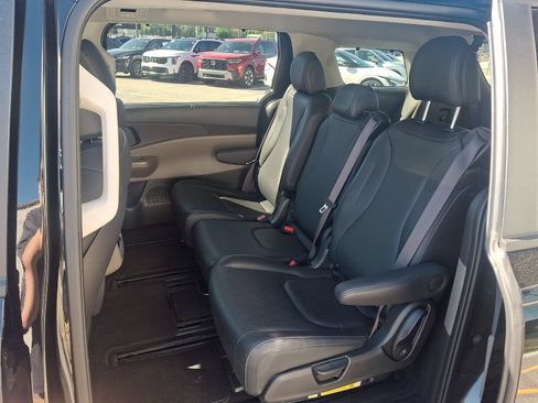 Used 2025 Kia Carnival EX FWD image 10