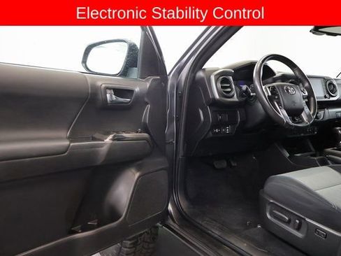 Used 2022 Toyota Tacoma TRD Off-Road image 12