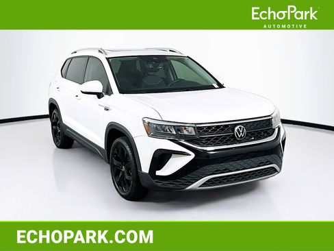 Used 2023 Volkswagen Taos SE w/ Panoramic Sunroof Package FWD image 1