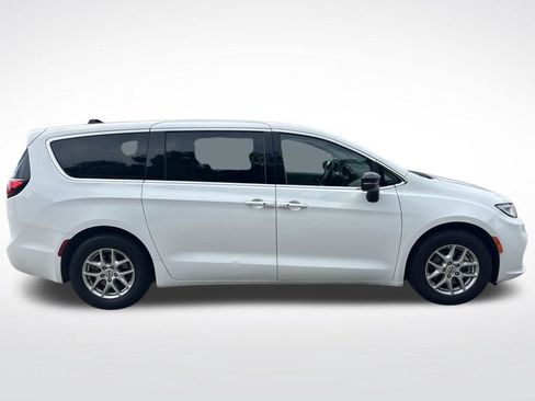 Used 2024 Chrysler Pacifica Touring-L FWD image 17