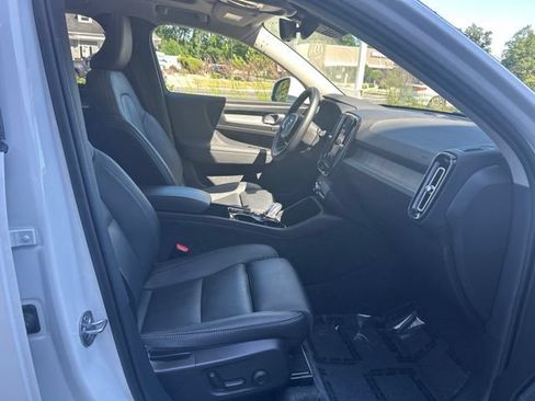 Certified 2025 Volvo XC40 B5 Plus AWD/4WD image 15