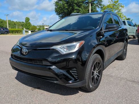 Used 2018 Toyota RAV4 LE FWD image 2