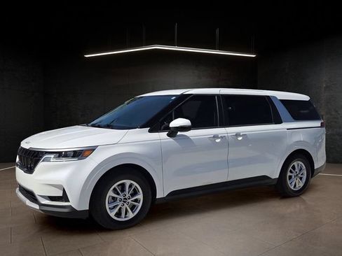 Used 2023 Kia Carnival LX FWD image 3