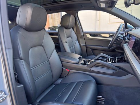 Used 2025 Porsche Cayenne E-Hybrid w/ Premium Package Plus AWD/4WD image 45