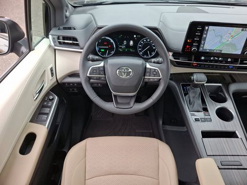Certified 2024 Toyota Sienna Limited image 12