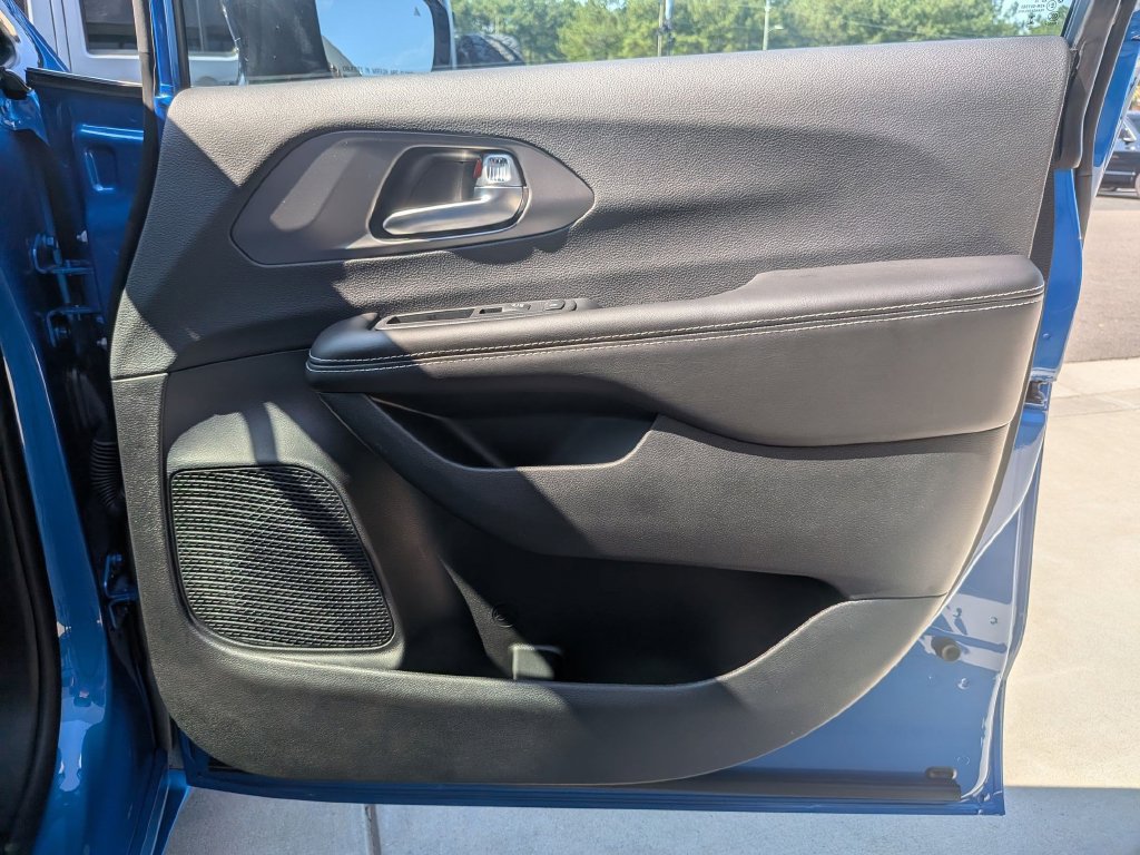 New 2027 Chrysler Pacifica Select FWD image 30