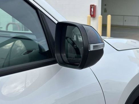 Used 2025 Chevrolet Traverse LT image 28