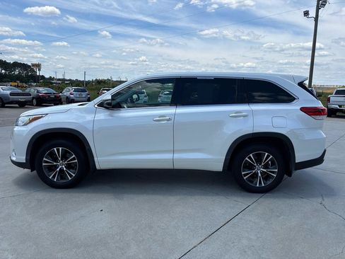 Used 2018 Toyota Highlander LE AWD/4WD image 7