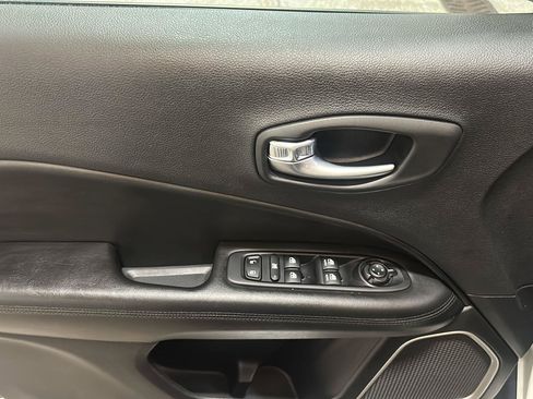Used 2019 Jeep Compass Latitude AWD/4WD image 15