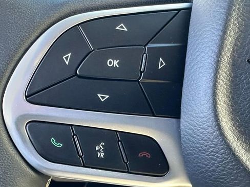 Used 2024 Chrysler Pacifica Touring-L image 23